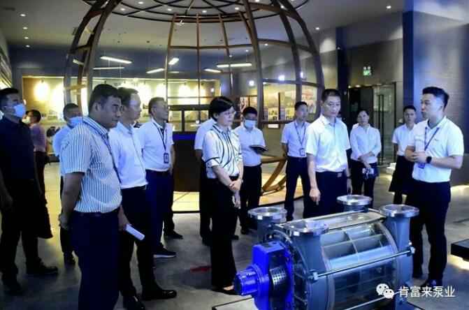 公司董事长、总经理陈迪(右一)向李军区长(右二)一行介绍开云官方网站·开云登陆入口-开云(中国)产品